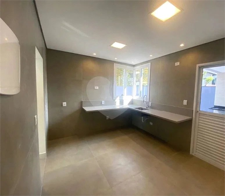 Casa à venda no bairro Dos Casa, em São Bernardo do Campo, com 280 m², 4 dormitórios, 3 suítes, 4 vagas, hidromassagem e fácil acesso às principais rodovias.
