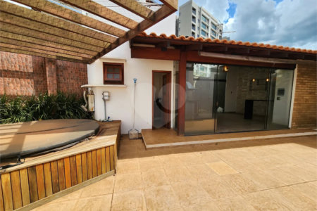 Casa Antiga, Charmosa e Muito Bem Localizada no Condomínio Faber Castell I á venda