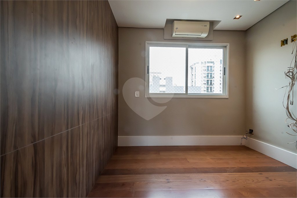 Cobertura de 240m² à venda em Moema - 04 Dorm sendo 02 suítes e 04 vagas.