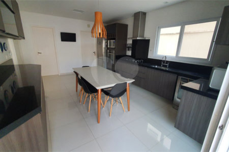 CASA A VENDA NO URBANOVA COM 390M², 5 DORMITORIOS, 6 BANHEIROS, PISCINA, 3 VAGAS, Sjc
