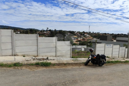 Terreno em Atibaia com 990 metros, pronto para construir, topografia declive, aceita financiamento