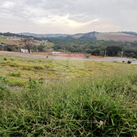 Lote com 561,86 m² à Venda em Condomínio Fechado