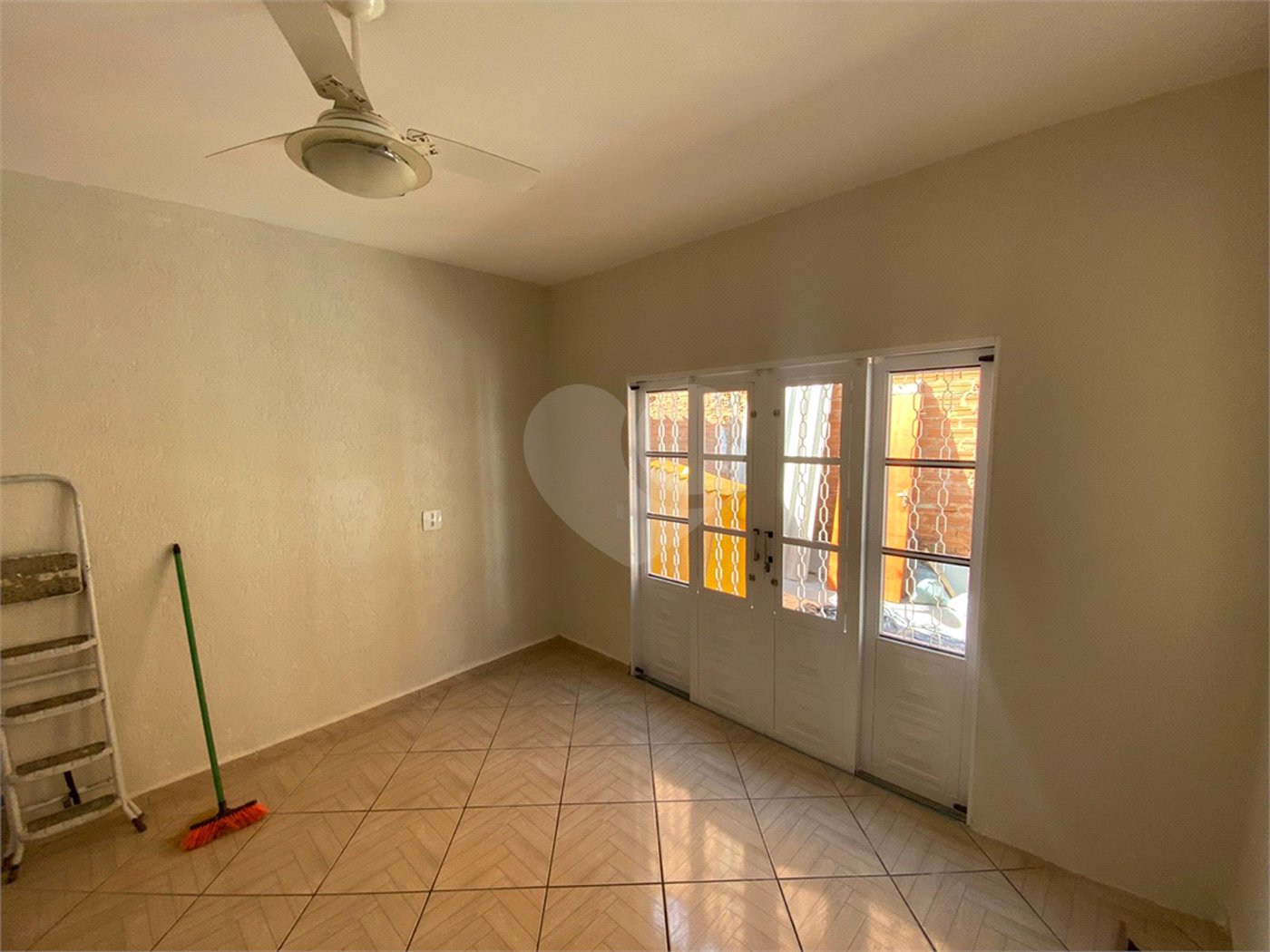 Casa térrea com salão comercial para venda no Santa Felícia.