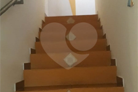 Sobrado com 3 dormitórios, sendo 2 suítes, uma delas master.