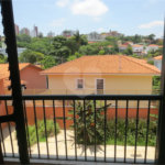 Casa no Pacaembu com ótima distribuição e amplo quintal em terreno em declive