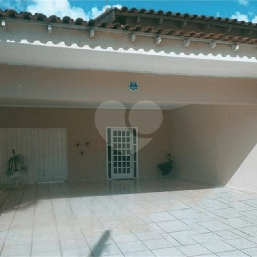 Casa Térrea com 3 dormitórios, sendo 1 suíte.