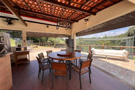 Chácara com excelente infraestrutura, contendo casa com 8 dormitórios, 900 m² de área construída, área total de 3000m², piscina adulto e infantil, churrasqueira, quadra gramada de futebol - Rio Acima - Atibaia/SP 900 m² Área construída 3.000 m² Área do terreno