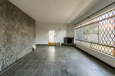 Casa à venda em Moema de 280m² com 4 dormitórios, sendo 1 suíte e 2 vagas de garagem.