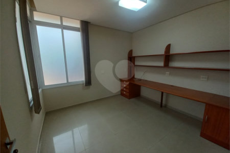 Excelente sobrado a venda no Condomínio Parque Sabará.