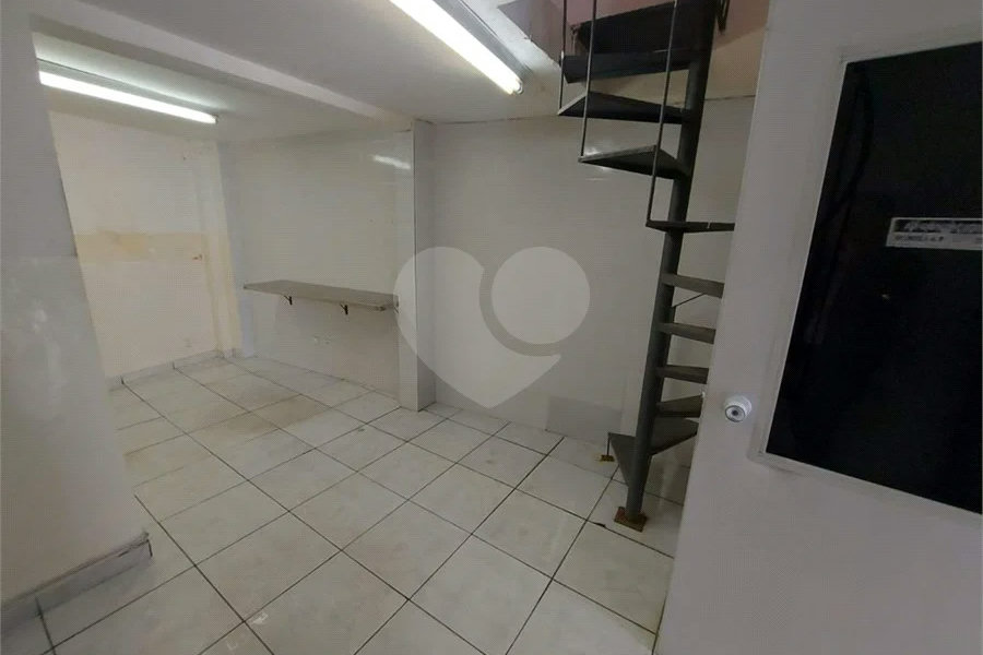 GALPÃO COMERCIAL DE 220,0 M² COM 02 BANHEIROS, COPA COM REFEITORIO, MEZANINO E VAGA DE GARAGEM PARA LOCAÇÃO NA LAPA