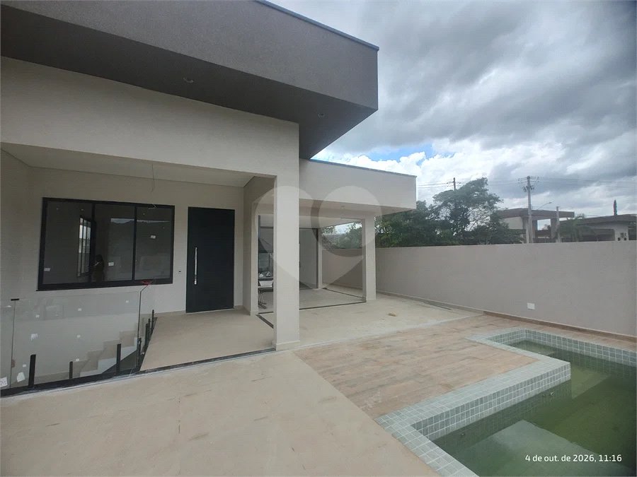 Casa exclusiva em Atibaia de alto padrão com 3 suítes, piscina, espaço gourmet, condomínio fechado, aceita financiamento
