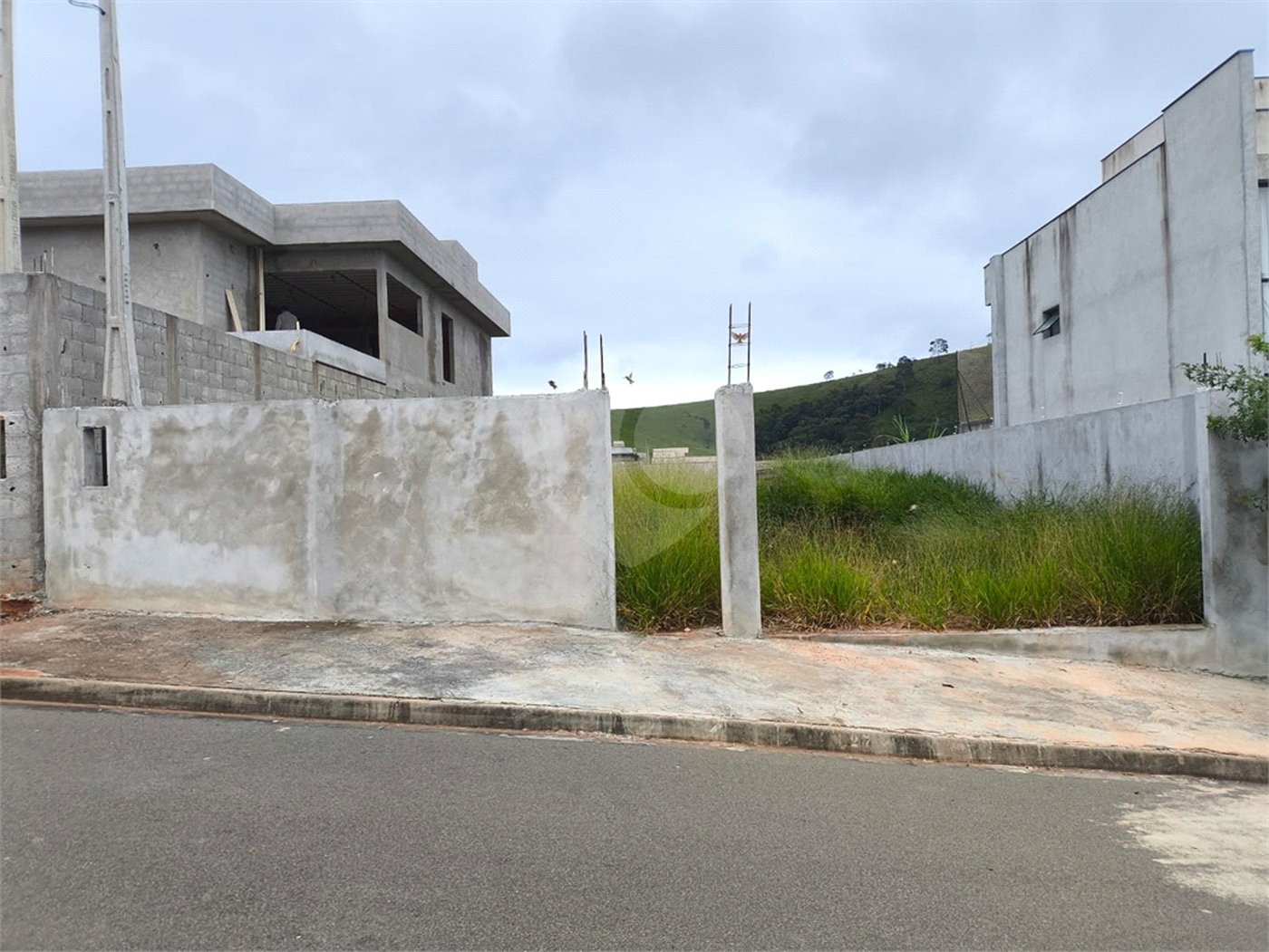 Terreno à Venda com 384m² - Serras de Atibaia II - Atibaia/SP.