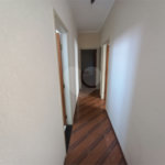 Casa térrea com 3 dormitórios, sendo 1 suíte.