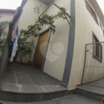 Sobrado com 4 quartos sendo 2 suítes.