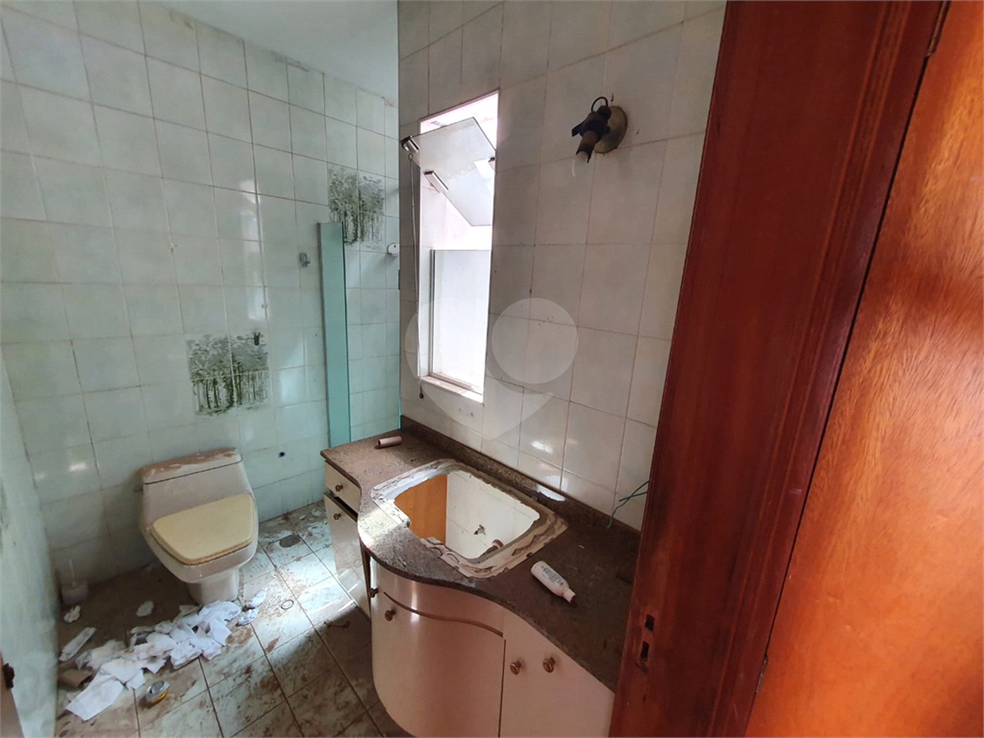 Casa térrea com 5 dormitórios, sendo 2 suítes.