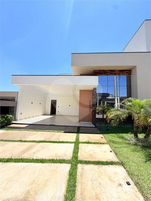 Casa térrea com 3 suítes no Condomínio Residencial Viena em Indaiatuba-SP - Acabamento de alto padrão - R$ 1.690.000,00 - AT 250 m² - AC 158 m² - 3 suítes,, sendo 1 suíte master com closet - Sala para dois ambientes (estar e jantar) - Cozinha planejada com ilha cooktop, forno elétrico e micro-ondas,