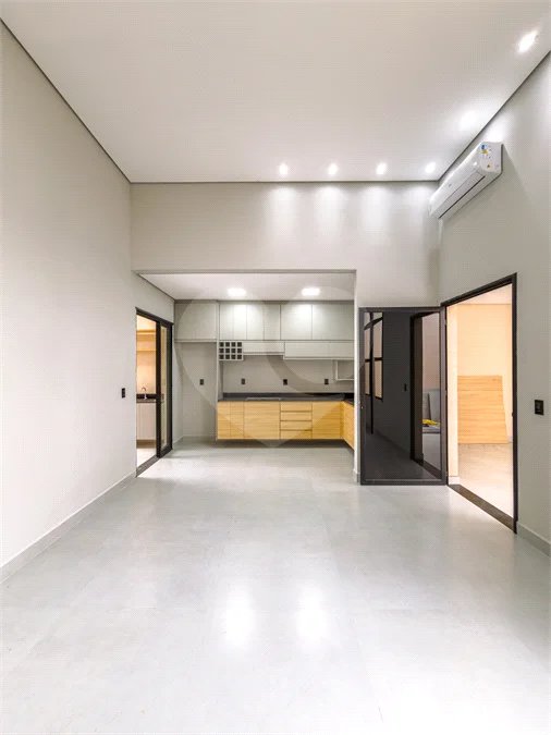 Indaiatuba - Jardim Bom sucesso - Área total: 150m² - Área construída: 115m² - 3 dormitórios sendo 1 suíte com armário planejado;Sala para dois ambientes; Banheiros com box gabinetes e espelhos; Área gourmet com churrasqueira a carvão e móveis planejados; Lavanderia coberta; Ar condicionado na sala
