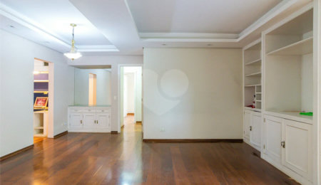 Apartamento à venda ou locação em Moema. Excelente localização!