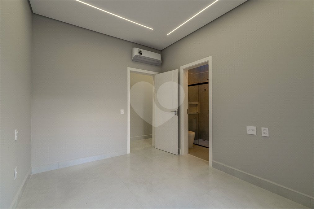Indaiatuba - SP - Condominio Dona Lucilla - Valor R$2.295.000,00 - 3 suítes + escritório + lavabo - Terreno: 300m2 - Construção: 188m2 - Diferenciais - Móveis planejados no escritório, sala de TV, lavabo, cozinha, área gourmet, lavanderia, banheiros e closet - Ar condicionado em todos os ambie