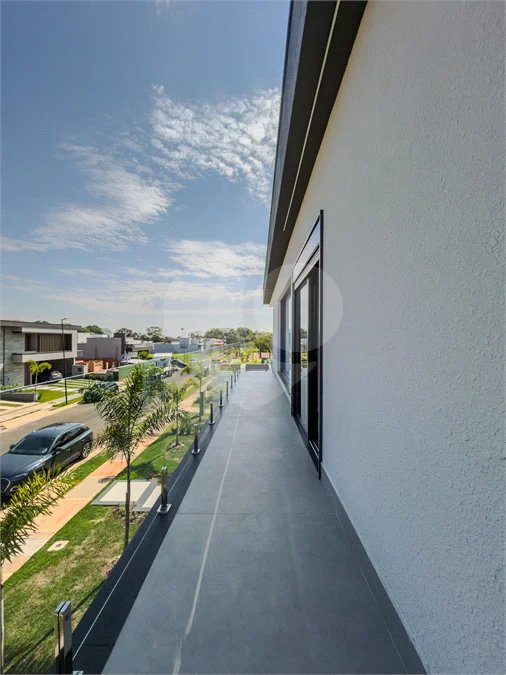 Indaiatuba - Condominio Villa Sapezal - 318 m² de Terreno - 230 m² de Área Construída - 3 suítes, sendo 1 Master com closet planejado - Sala de TV - Sala de estar integrada à Sala de jantar - Cozinha com móveis planejados - Despensa - Escritório planejado - Lavabo - Piscina com preparação para aquec