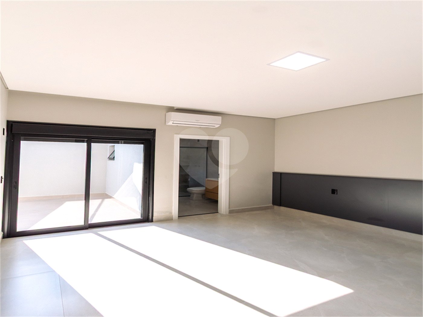 Indaiatuba- Jardim Bom Sucesso - Venda: R$ 765.000,00 - Área total: 150m² Área construída: 115m² - 3 dormitórios sendo 1 suíte com armário planejado; Cozinha integrada; Sala para dois ambientes; Banheiros com box gabinetes e espelhos; Área gourmet com churrasqueira a carvão e móveis planejados;