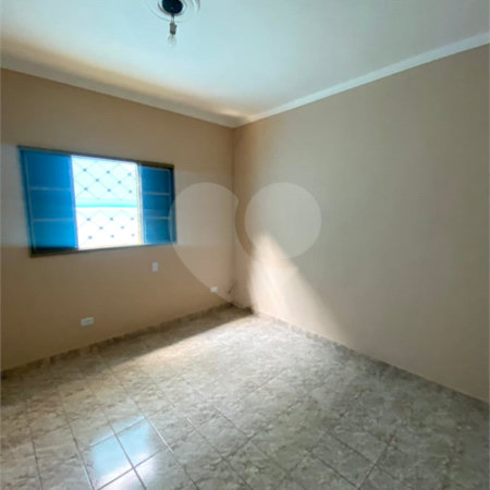 Casa Térrea com 3 dormitórios, sendo 2 suítes.