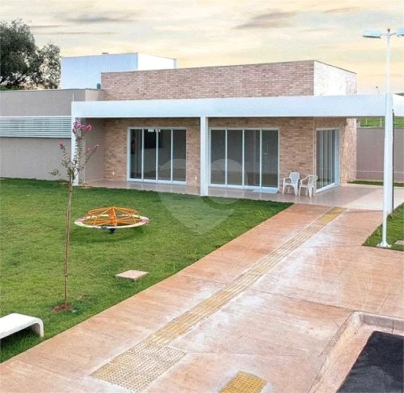 Terreno a venda com 300 metros quadrados no Condomínio Soleil