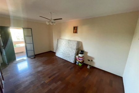 Excelente casa no Parque Santa Marta.