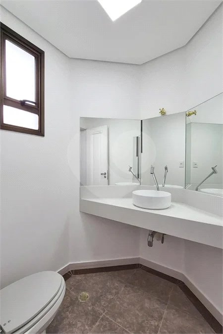 Encante-se com esta sofisticada cobertura no Jardim do Mar! São 4 suítes, piscina privativa, espaço gourmet e 5 vagas. Agende sua visita e surpreenda-se!