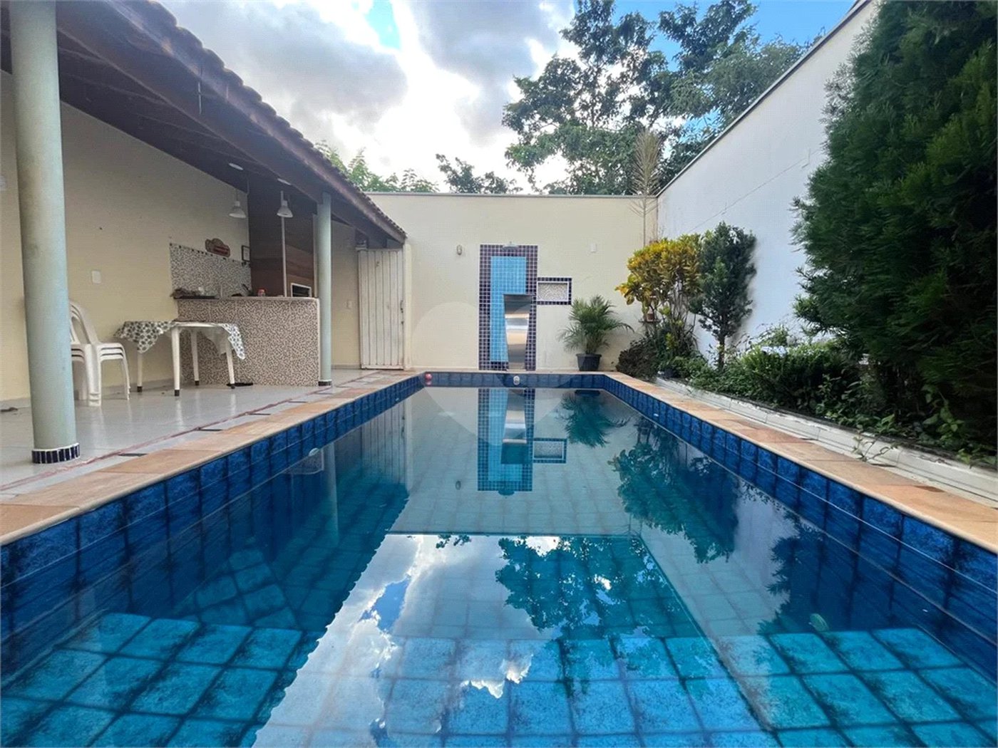 Casa ampla no bairro Terra Rica com 3 pavimentos e excelente estrutura.