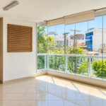 Apartamento de 130 m² no Jardim do Mar, com 3 suítes, 4 banheiros, varanda gourmet, 2 vagas e condomínio completo com piscina aquecida e lazer.