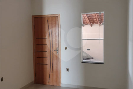 Casa Térrea com 3 dormitórios, sendo 1 suíte.