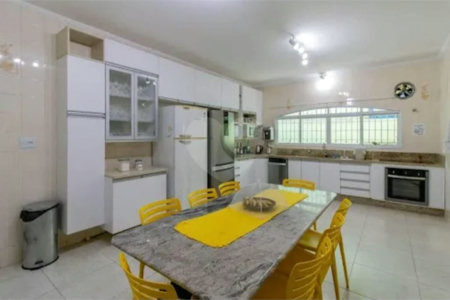 Sobrado à venda no Jardim Bom Clima, com 300 m² com 3 dormitórios piscina e churrasqueira