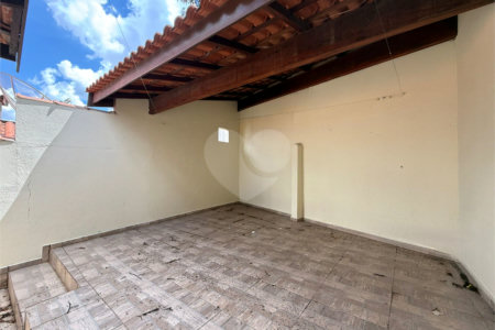 Casa térrea em Atibaia com 2 dormitórios, 2 vagas de garagem, quintal nos fundos, aceita financiamento