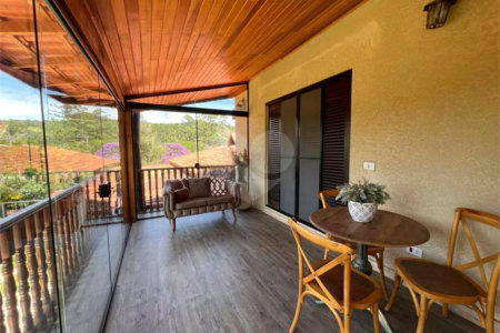 Chácara com excelente infraestrutura, contendo casa com 8 dormitórios, 900 m² de área construída, área total de 3000m², piscina adulto e infantil, churrasqueira, quadra gramada de futebol - Rio Acima - Atibaia/SP 900 m² Área construída 3.000 m² Área do terreno