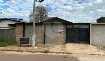 Casa para alugar com 3 quartos, sendo 1 suíte,  em Parque das Aroeiras, Ponta Porã, MS