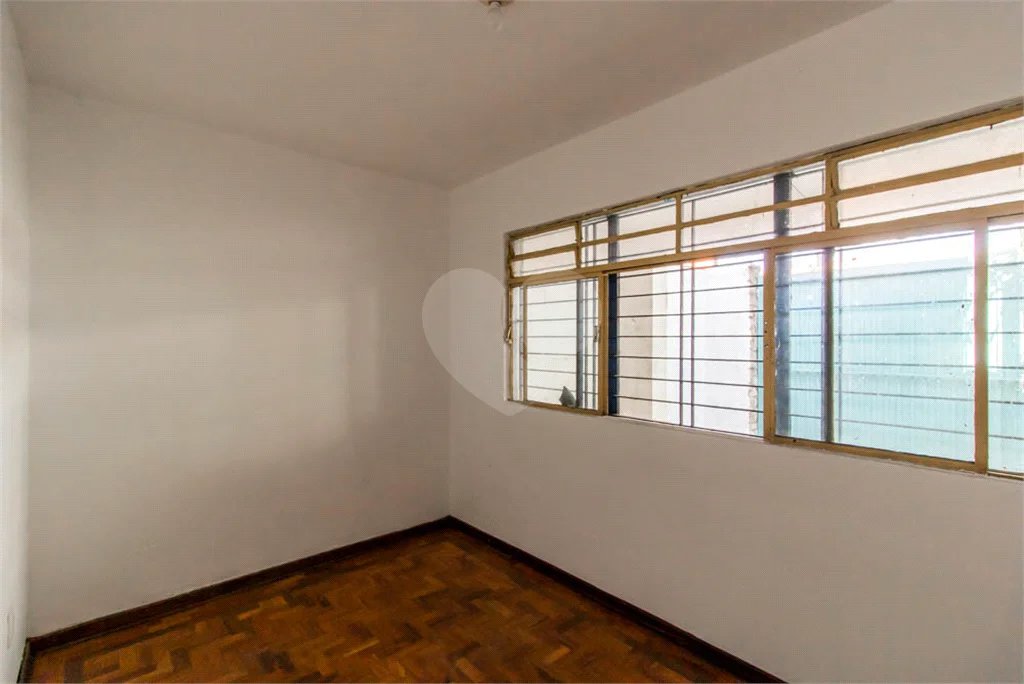 Casa à venda em Moema de 280m² com 4 dormitórios, sendo 1 suíte e 2 vagas de garagem.