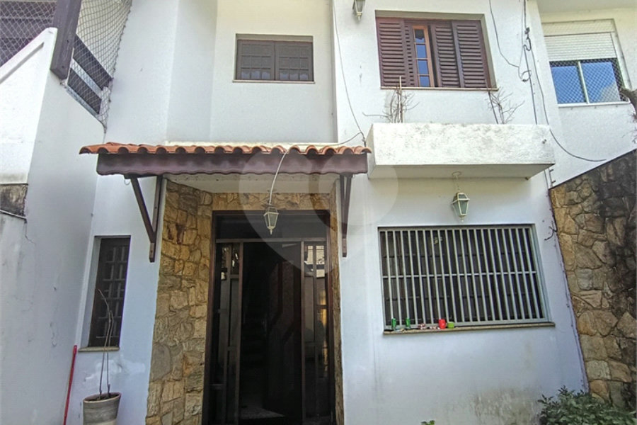 SOBRADO DE 426,0 M² COM 04 SUITES, SALÃO DE FESTAS, 06 VAGAS,06 BANHEIROS E PISCINA PARA LOCAÇÃO OU VENDA NO BARRO BRANCO