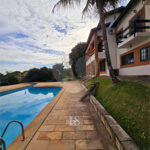Indaiatuba- Vale das Laranjeiras - Vista dos fundos para o lago - Casa assobradada - 3 pisos, 4 quartos, 2 suítes, uma com hidro ,escritório, sala 3 ambientes, lareira, lavabo,cozinha ampla, despensa, lavanderia, churrasqueira, forno pizza, 6 wcs, piscina, jardim despensa, garagem, segurança