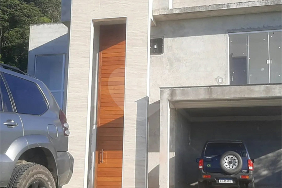 Casa nova na Serra da Cantareira com 3 suítes