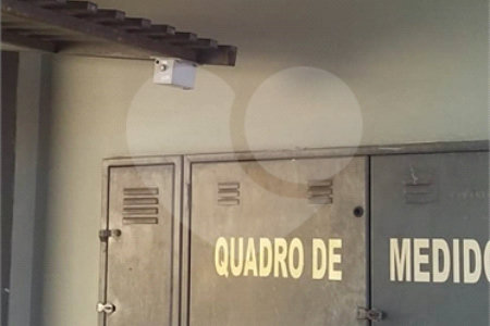 Prédio para venda com 6 kitnets.