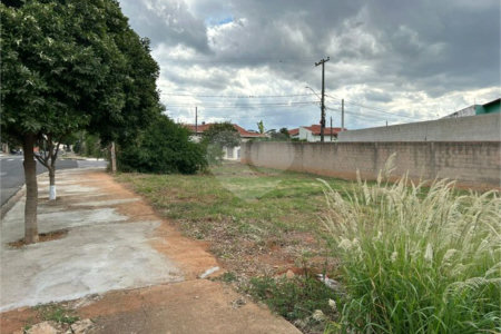 Terreno de Esquina Misto – 257,61 m² | Jardim Regina