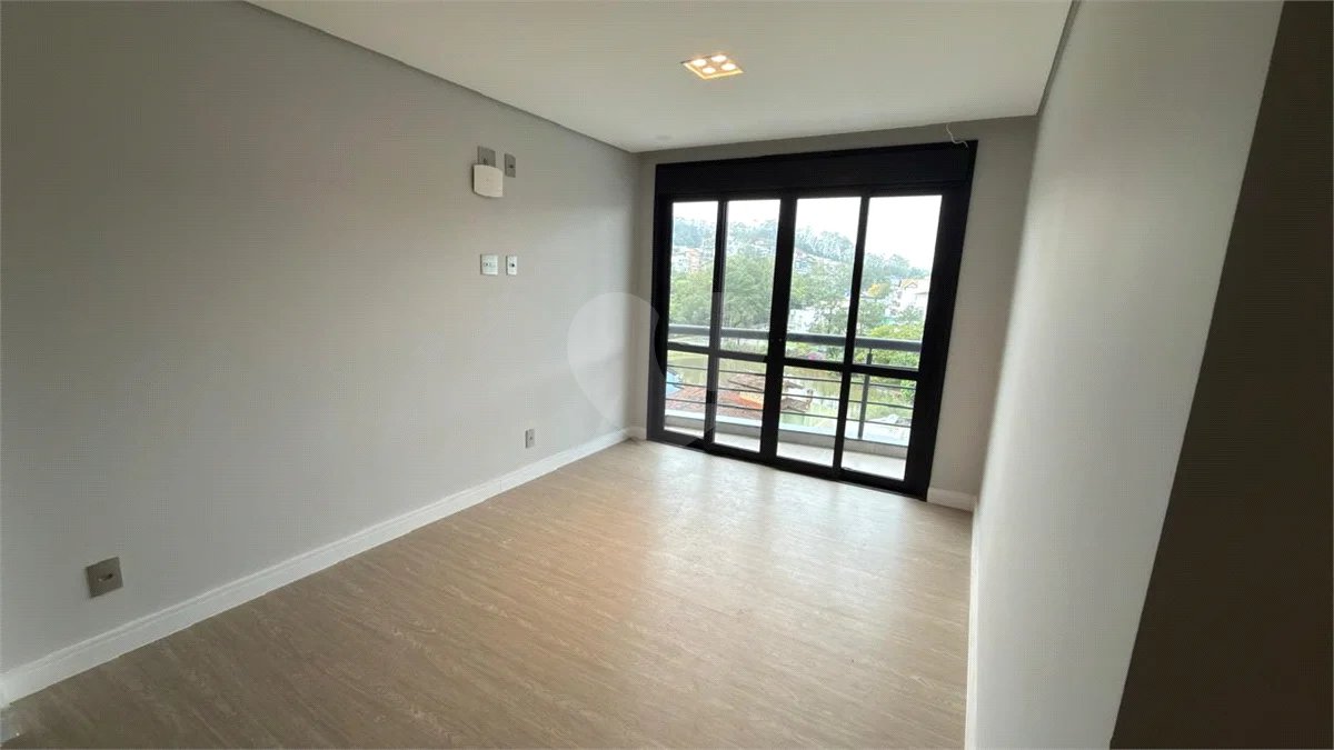 Sobrado de alto padrão no Swiss Park, totalmente reformado, com 4 suítes, piscina, elevador, espaço gourmet, 4 vagas e condomínio com lazer completo.