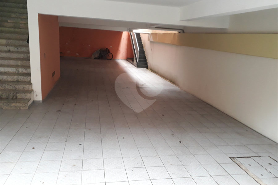 Mansão em condomínio, com 6 suites, e vagas para 15 autos....