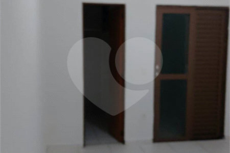 Prédio para venda com 6 kitnets.