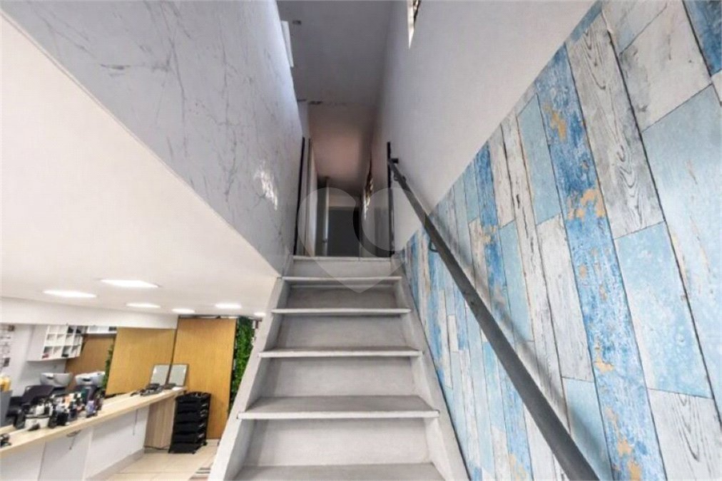 Prédio com Renda no Jabaquara - 773 m2 sendo 13 Studios, Salão Comercial e 22 vagas de garagem!