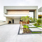 Casa Térrea – Condomínio Maria Cândida - 300 m² de terreno - 212 m² de área construída - 4 vagas de garagem, sendo 2 cobertas - Sala de jantar e estar integradas, com pé-direito duplo e cortina - 3 suítes com ar-condicionado, sendo 1 master com closet – planejado – Roupeiro – Escritório - Cozinha