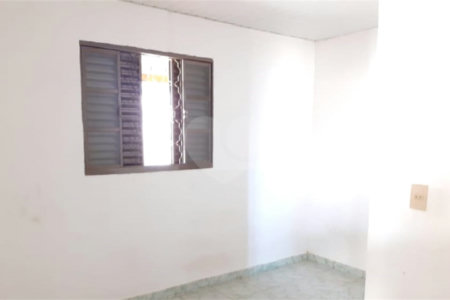 Casa Térrea com 2 dormitórios.