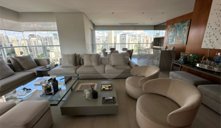 Apartamento à venda com 3 quartos, sendo 2 suítes, em Vila Olímpia, São Paulo, SP