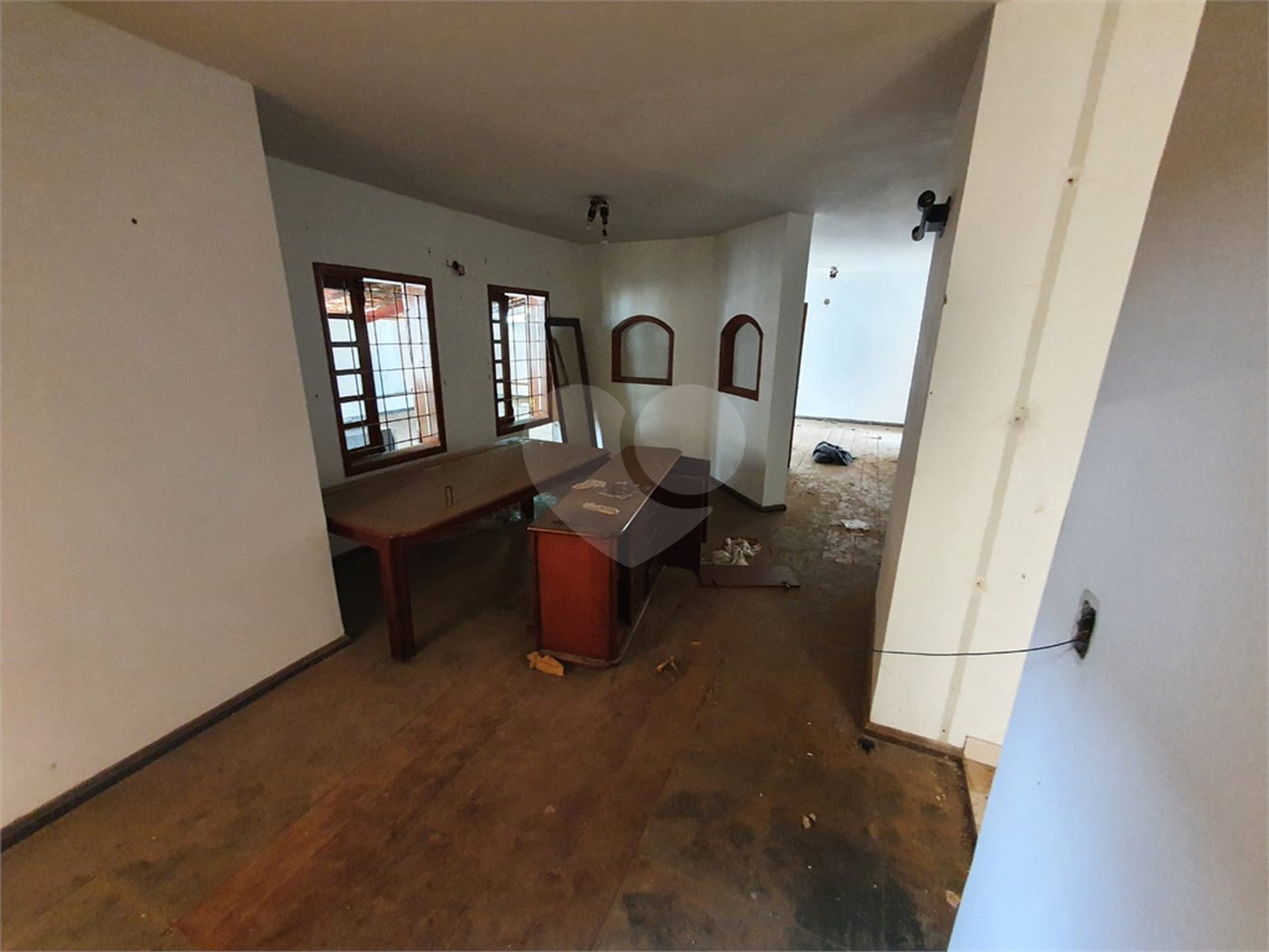 Casa térrea com 5 dormitórios, sendo 2 suítes.